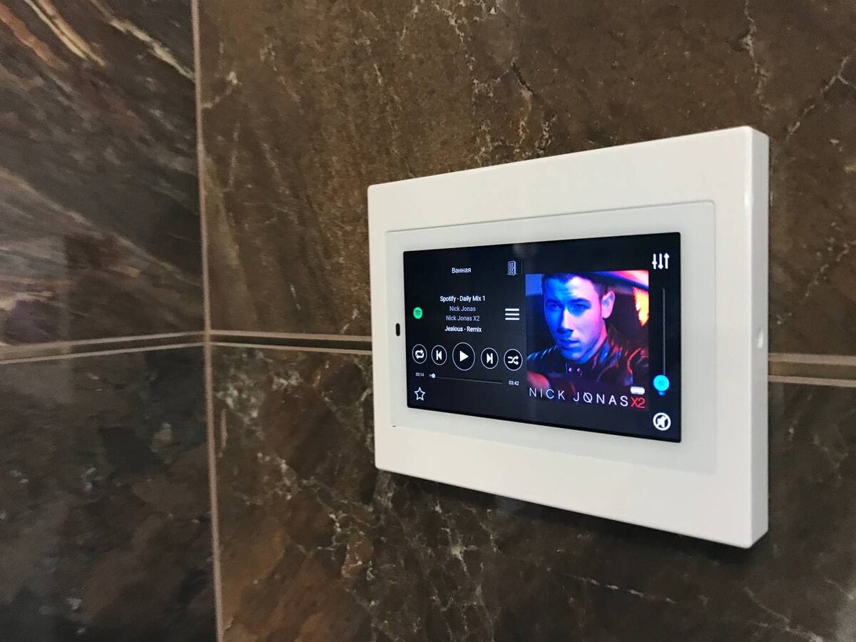 Сенсорная панель Russound XTS в кастомной рамке