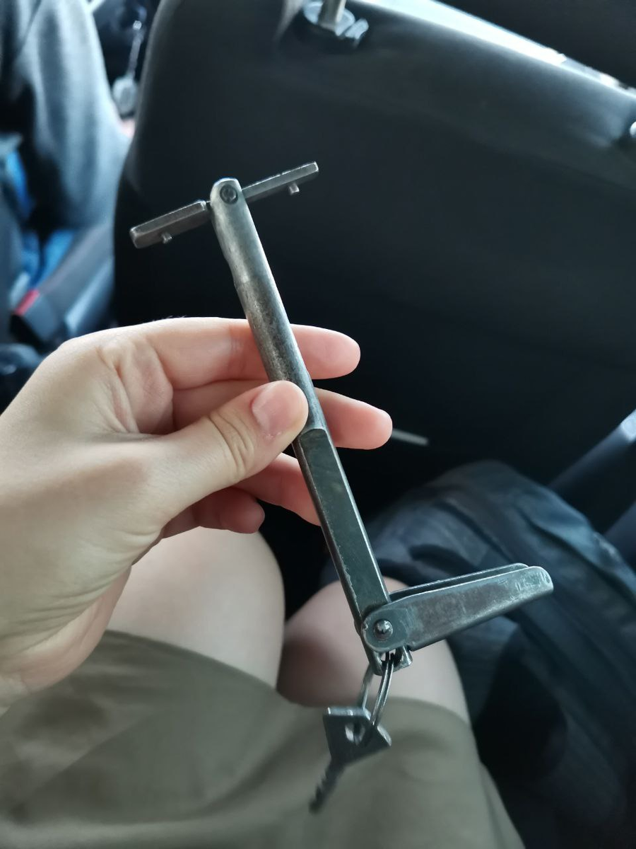 Такую штуку оставила в машине нашего таксиста одна клиентка. Обещала вернуться через неделю и забрать. Мы тоже не знаем, что это.