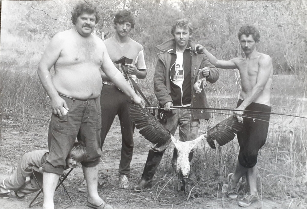 Мужики отдыхают после работы  на охоте, 70-е. Фото: автора.