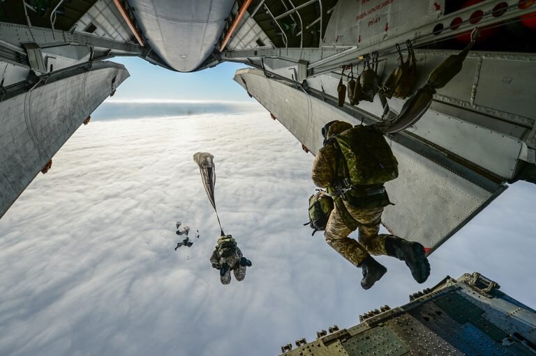 Десантирование с ИЛ-76 | Источник изображения: 35awards.com