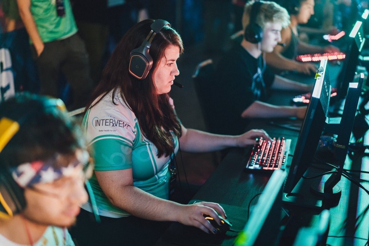 Женский киберспорт. Мужчина и женщина в киберспорте. Женский киберспорт арт. Женский киберспорт Кенди.