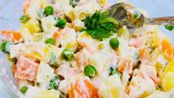 Все равно с ананасом. https://caringwellness.net/russian-salad-easy-healthy-recipe-tasty-salads/