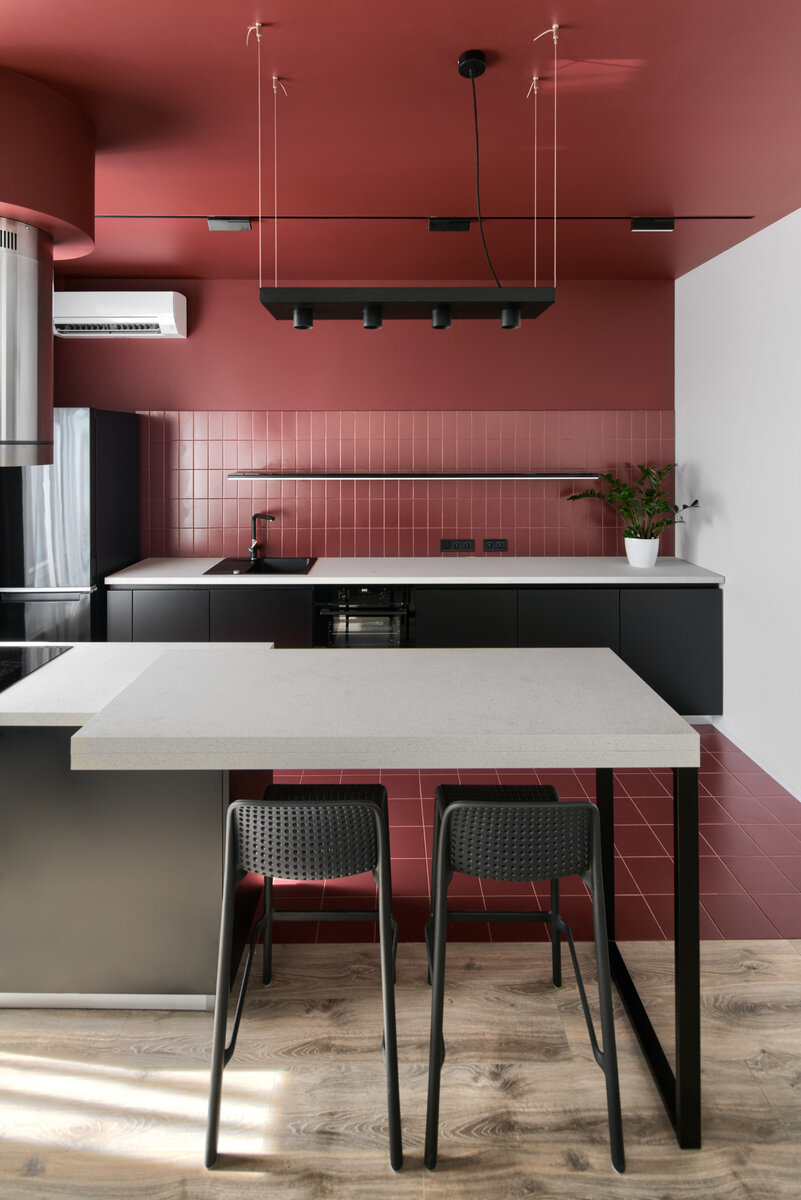 Двухуровневый остров — барная стойка одновременно является частью кухни и столовой. Его расположили на стыке напольных покрытий. На островную часть перенесли варочную панель, благодаря чему удалось соблюсти правило рабочего треугольника.
