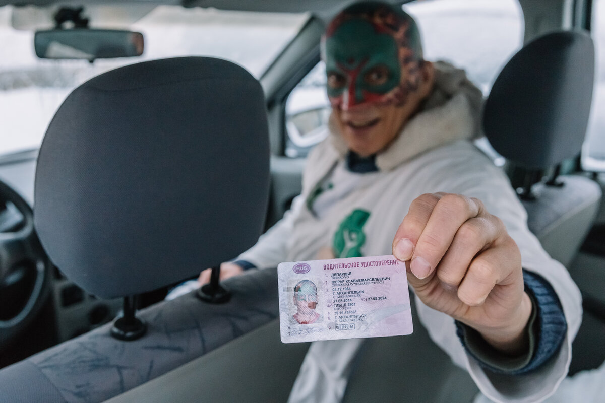 Все официально. Водительское удостоверение выдано на имя Жерара Ксавьемарсельевича Депардье