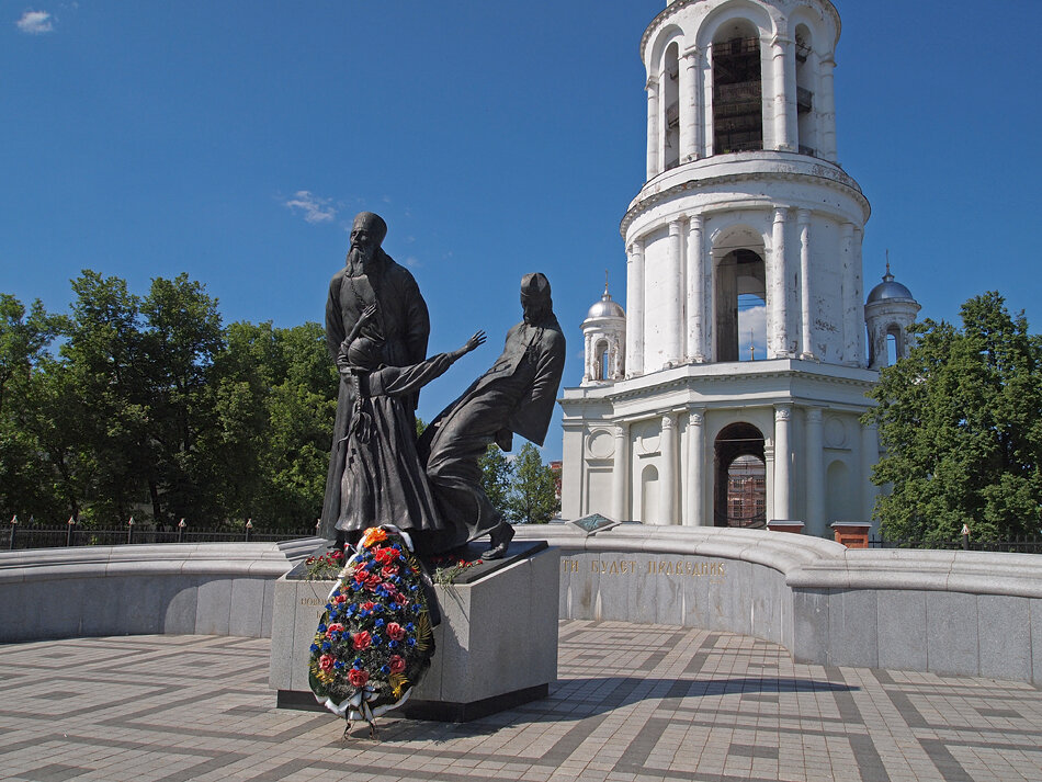 Памятник расстрелянным священникам и мирянам.