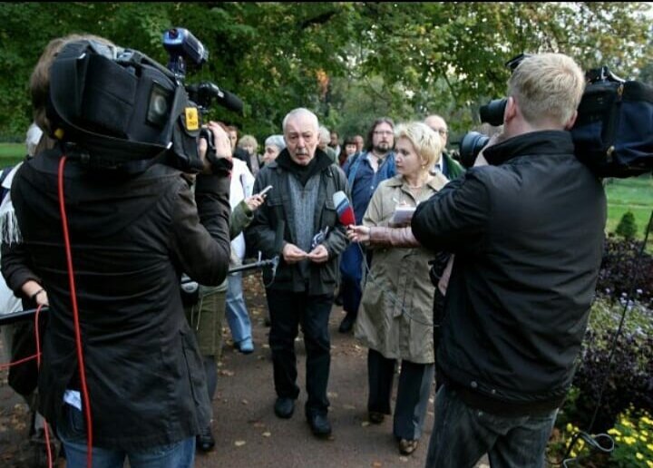 Андрей Георгиевич в Ботаническом. Слева, с блокнотом, я. Фото Андрея Федорова