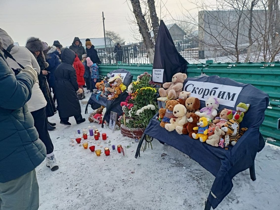 У школы, где училась девочка, организован мемориал 