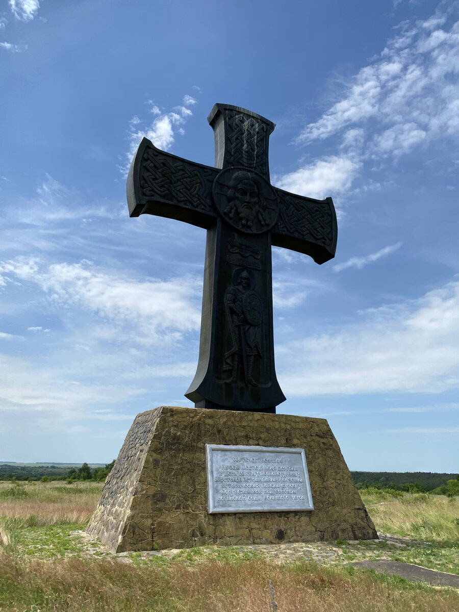 Высота бронзового креста с постаментом 12м