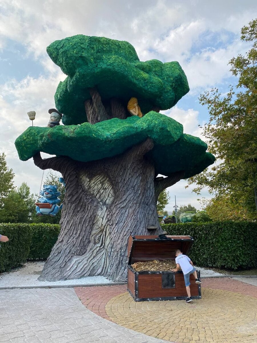 У Лукоморья дуб зеленый... . Нам тоже сказку о демократической Украине рассказывают.