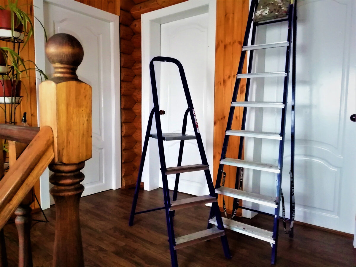 Сейчас у нас две стремянки. Большая для улицы, маленькая для дома