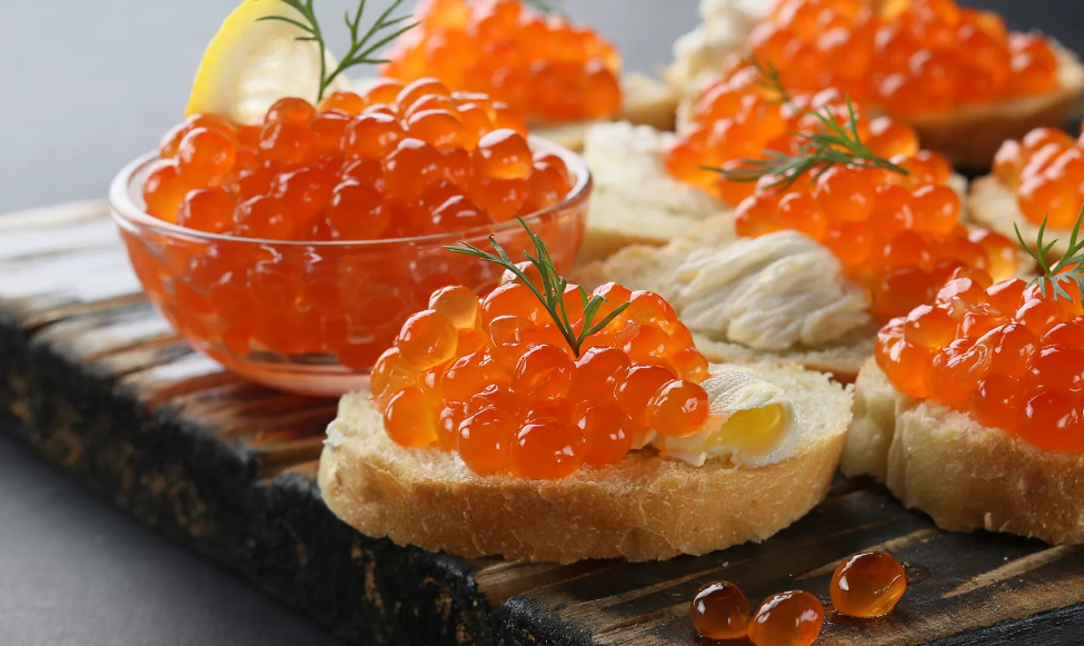 Бутерброды с красной икрой