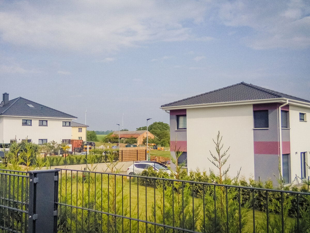 Дома в новой части деревни почти все одинаковые. Рай для перфекциониста! 