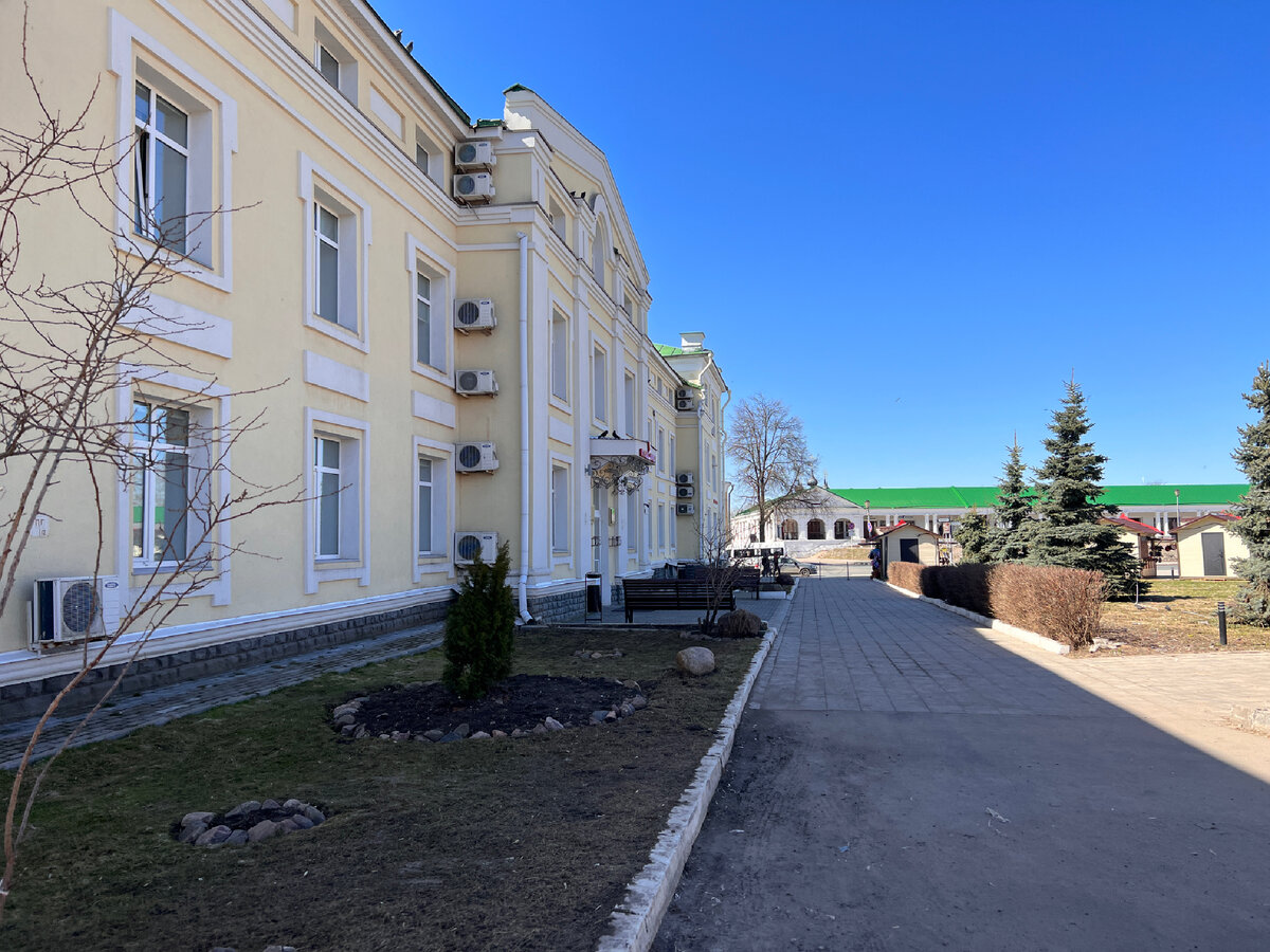 До всего буквально рукой подать, на заднем плане видны колонны Гостиного двора, за ним - Кремль