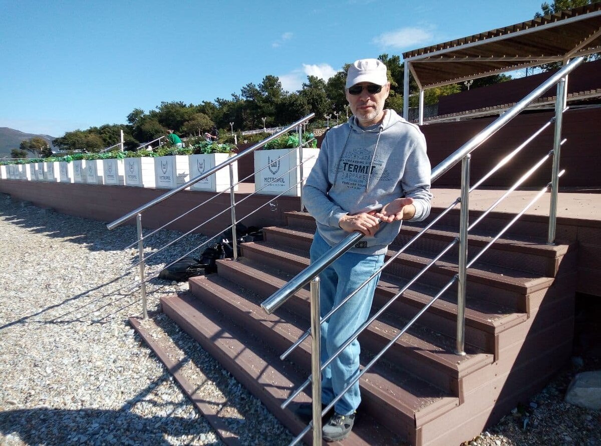 Михаил Лекс, автора рассказа, канала «Как стать счастливым?» и первого комментария 