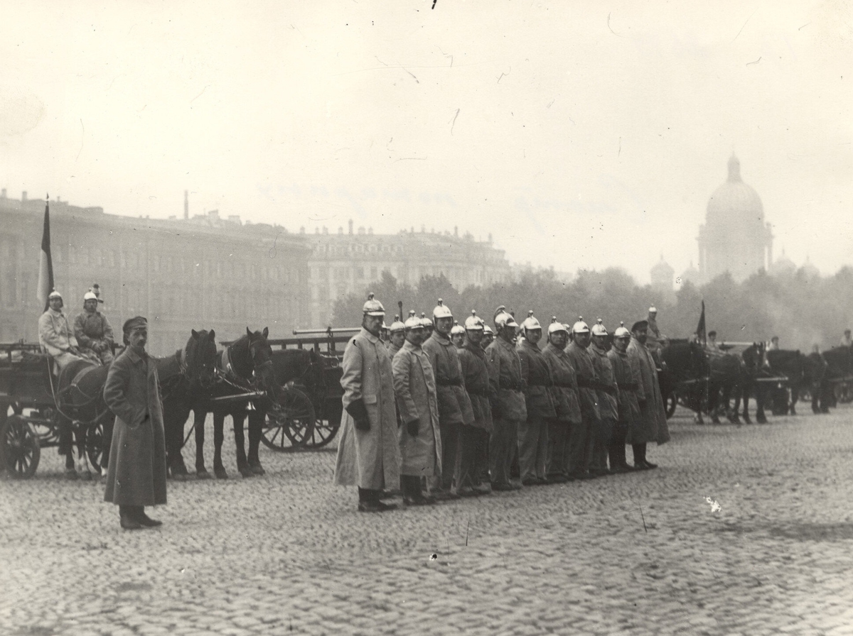 © Пожарно-техническая выставка им. Б.И. Кончаева. Смотр пожарных частей на Дворцовой площади. Петроград, 1919