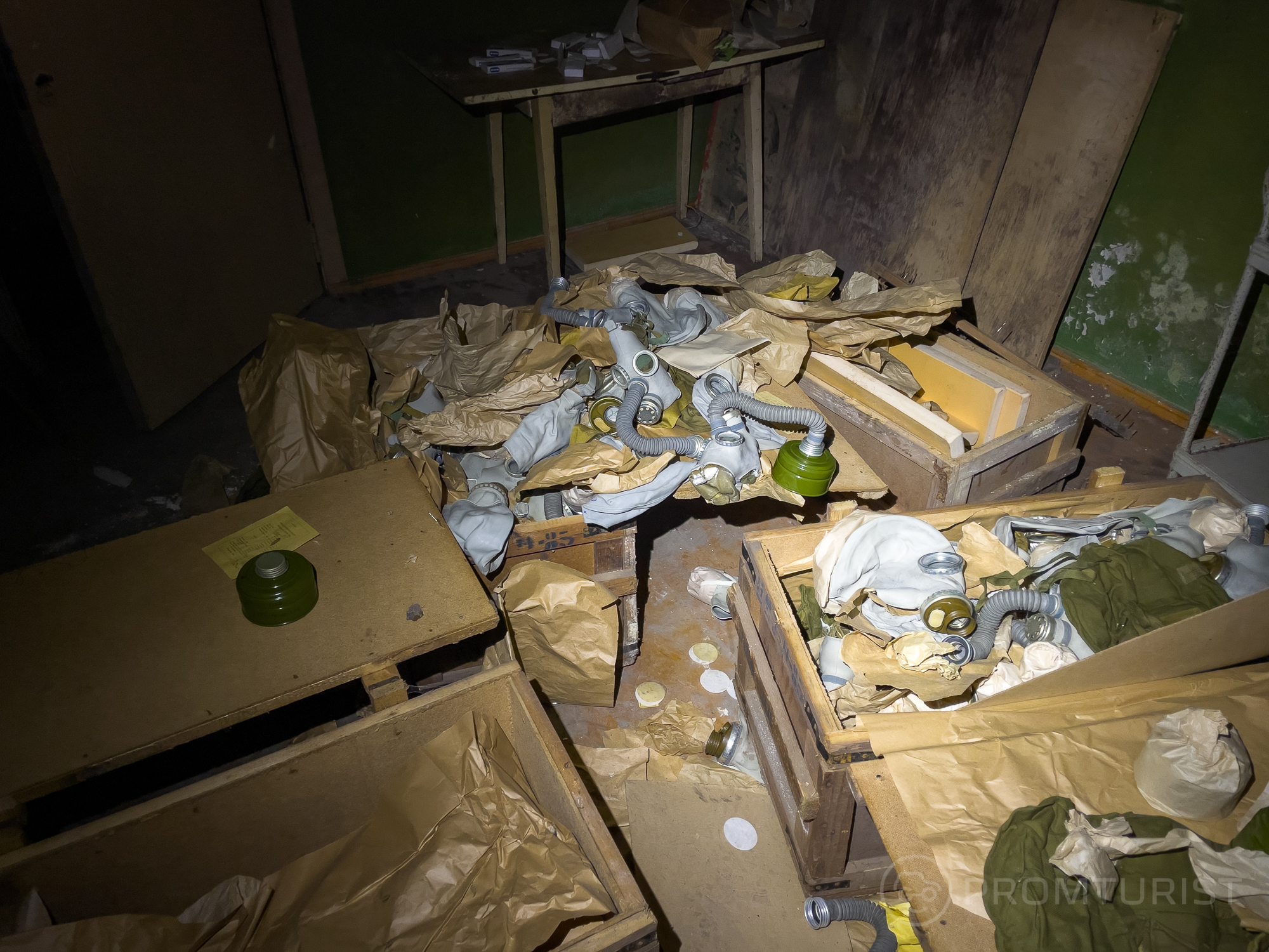 Нашёл склад (4 ящика!) с противогазами в детском санатории и вспомнил про уроки НВП в школах СССР 👨‍🏫💥📚8