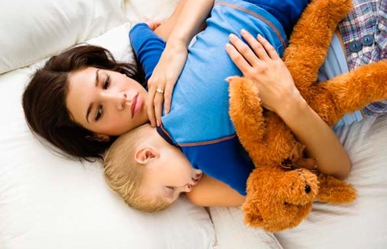 Спящий малыш и мама. Мама укладывает ребенка спать. Объятия мамы и ребенка. Укладывать ребенка. Сын одеяло мама.