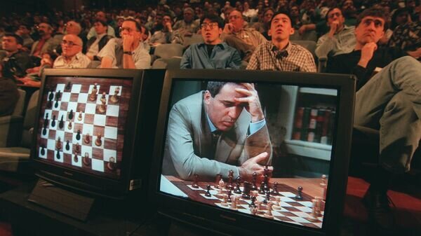    Гарри Каспаров во время игры против компьютера IBM "Deep Blue" в Нью-Йорке. 4 мая 1997 года© AP Photo / Adam Nadel