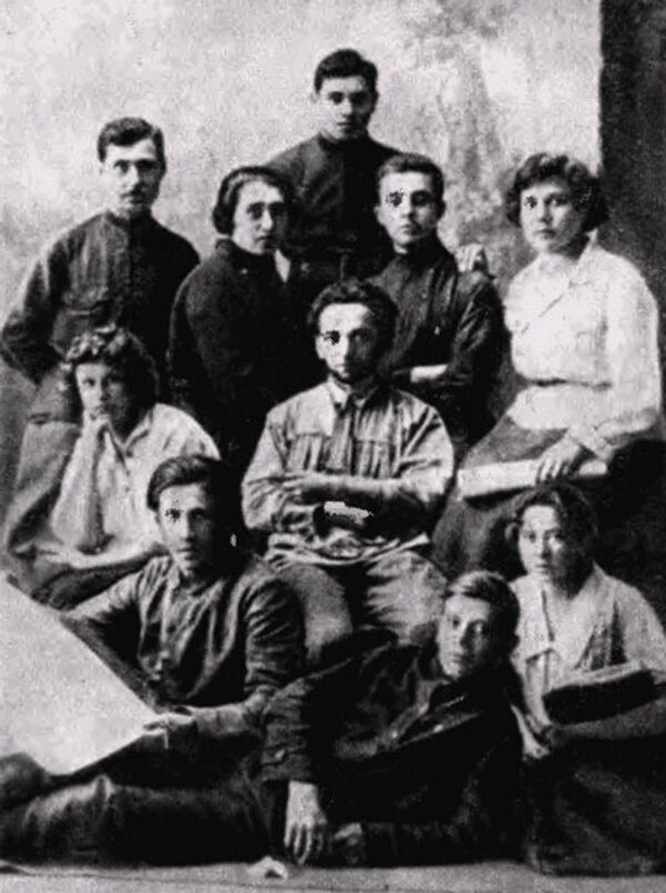 Вера Хоружая (крайняя слева во втором ряду) среди актива клуба «Коммунистический интернационал молодежи» (Минск, 1923 г.)