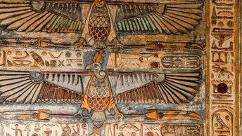 Чудом сохранившиеся цветные фрески, в древнем египетском храме обнаружили.