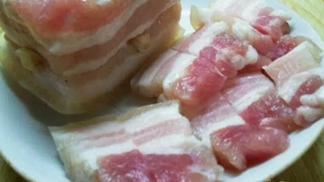 Ингредиенты: 
Соль 120 г

Семена горчицы 1 ч. л.

Лавровый лист сушеный 2 шт.

Перец черный горошком 5 шт.

Перец душистый молотый 3 шт.

Вода 700 мл

Чеснок 4 зуб.

Сало 400 г