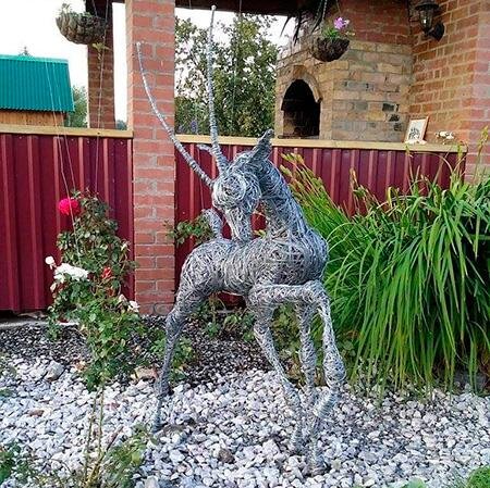 Одной из первых скульптур стала антилопа. Теперь каждое утро она встречает меня у крыльца