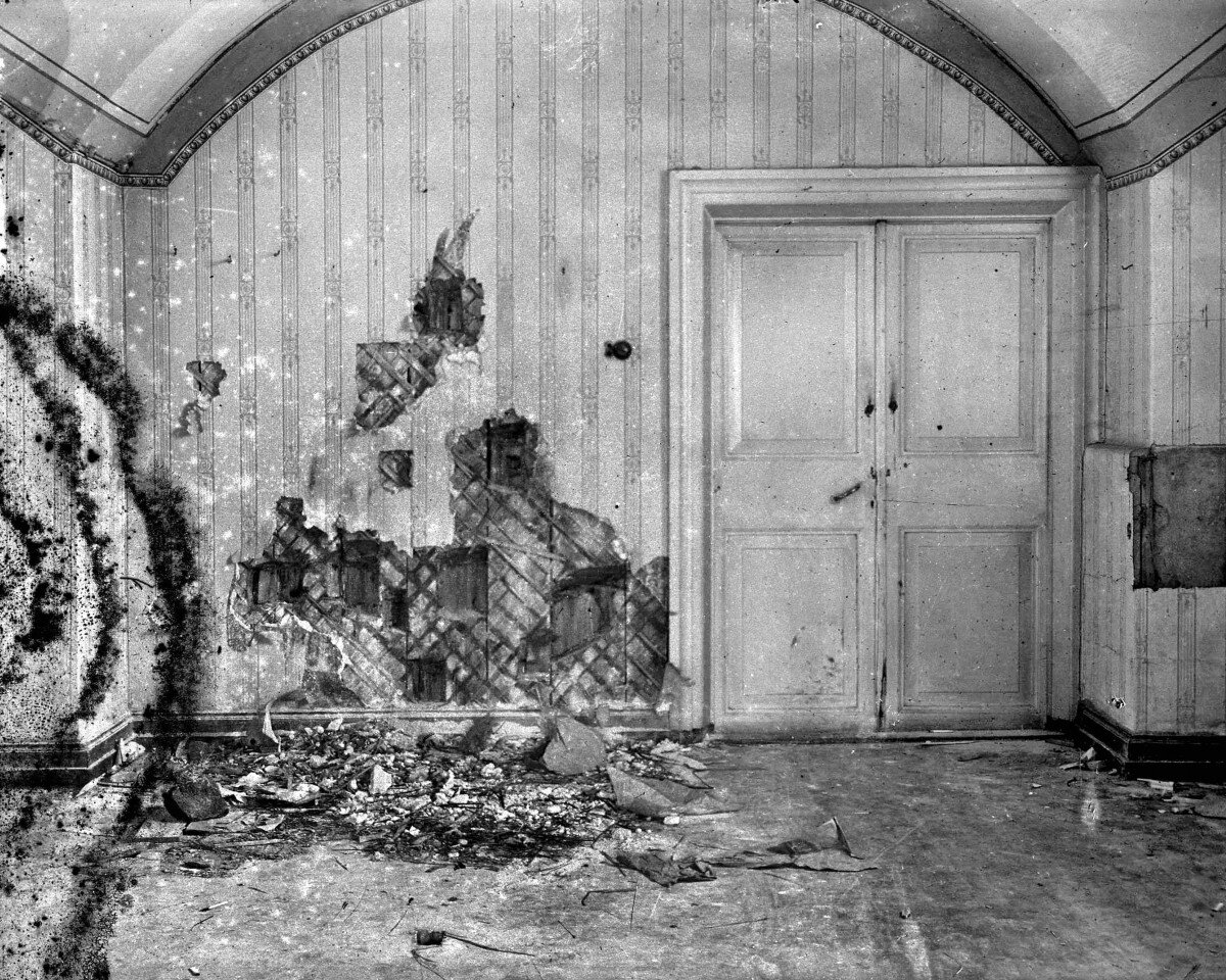 Подвал Ипатьевского дома в Екатеринбурге, после расстрела Императорской семьи ночью в июле 1918 года