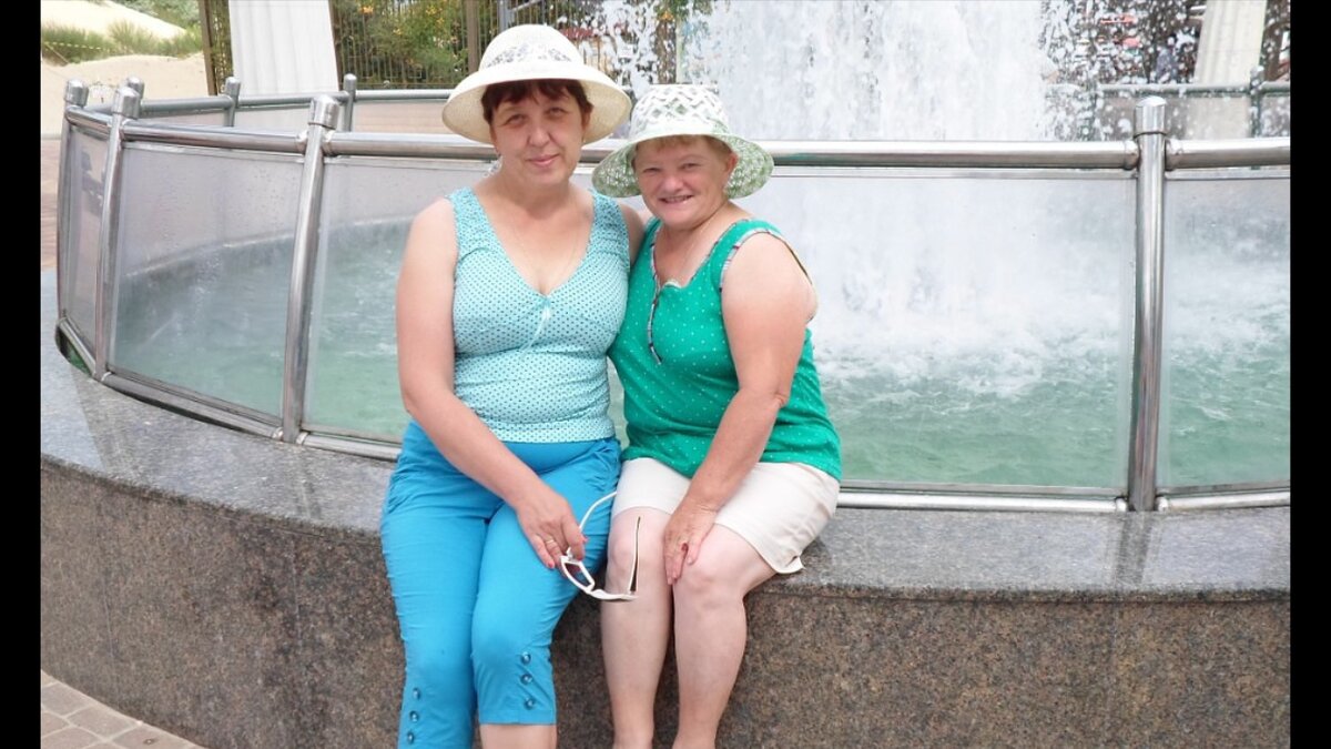 Мы с Таней у фонтана в Витязево.