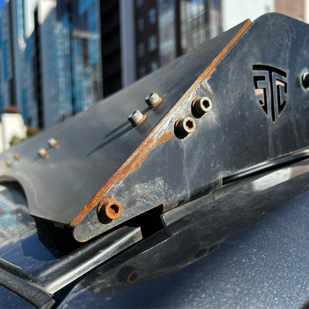 Так с обоих сторон.