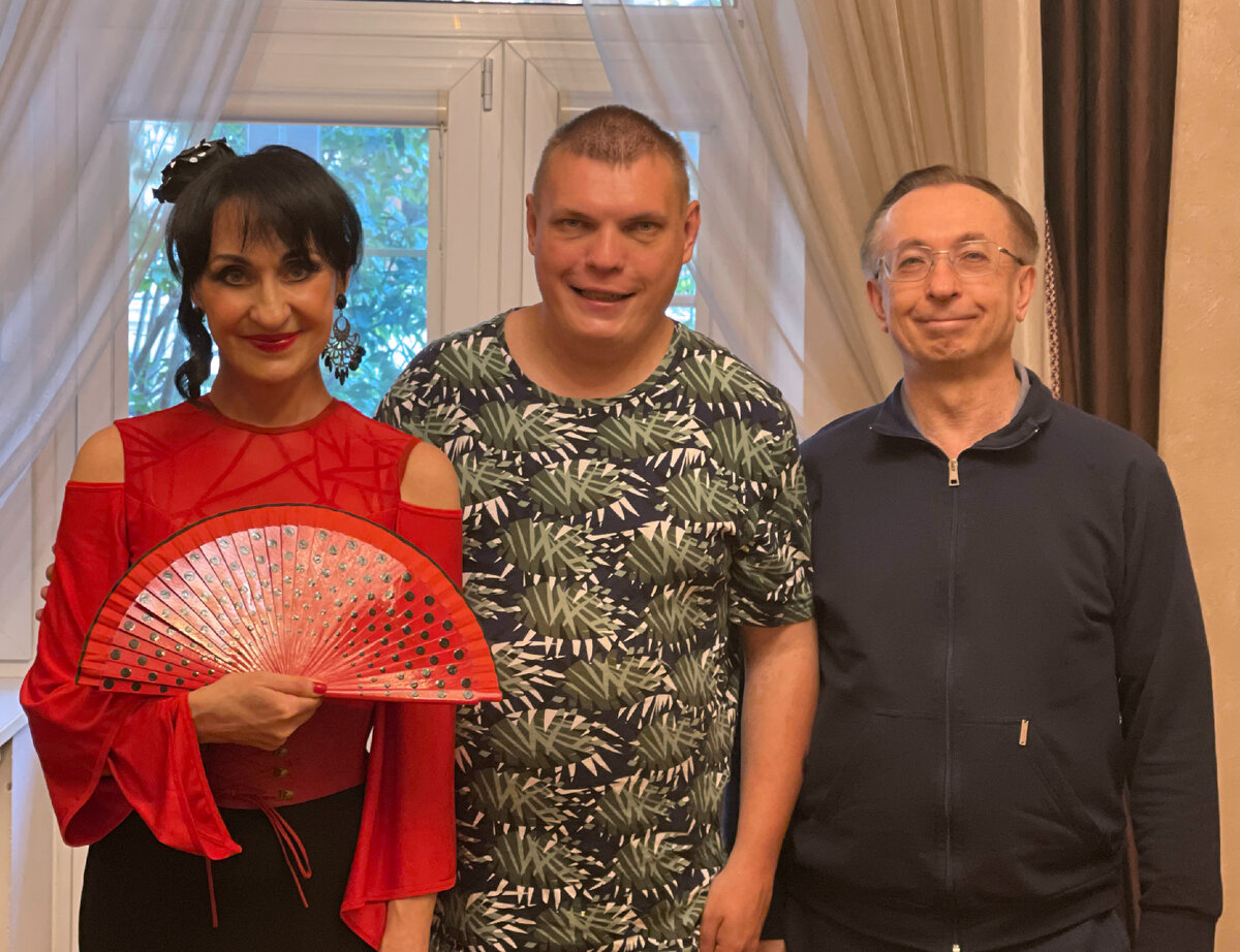 Qvarta Roma после исполнения танца "Adio, kerida", виновник торжества Саша Хохлов и его отец и мой муж Юрий Хохлов. 7 июня 2022 г.