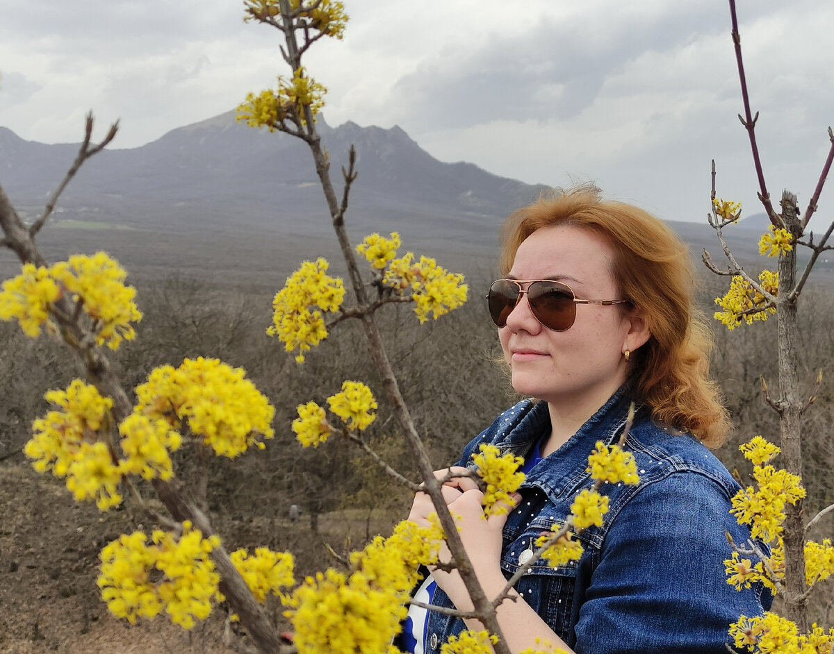 3 апреля 2022 - год, как я переехала в Пятигорск (на фото - цветет кизил)