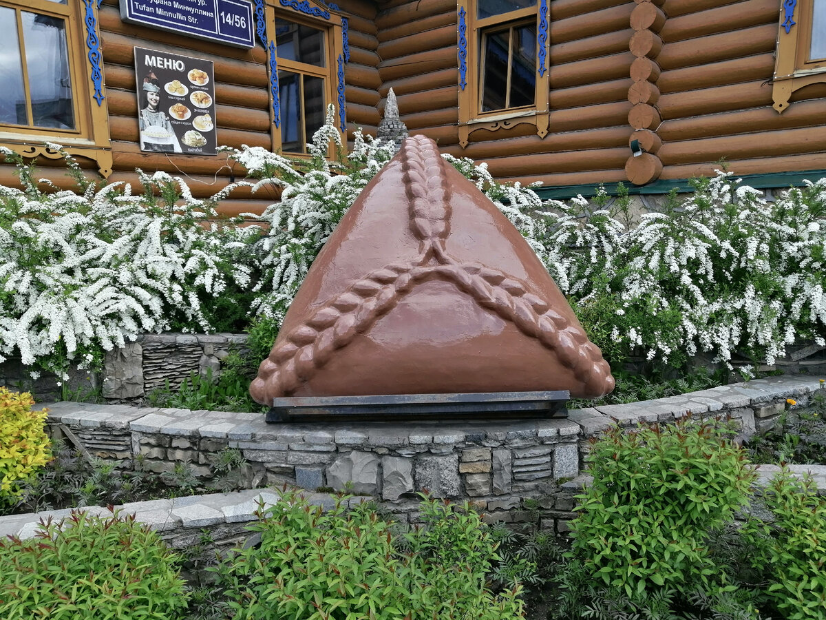 Памятник эчпочмаку в Казани. Источник — dzen.ru/pa_myatnik