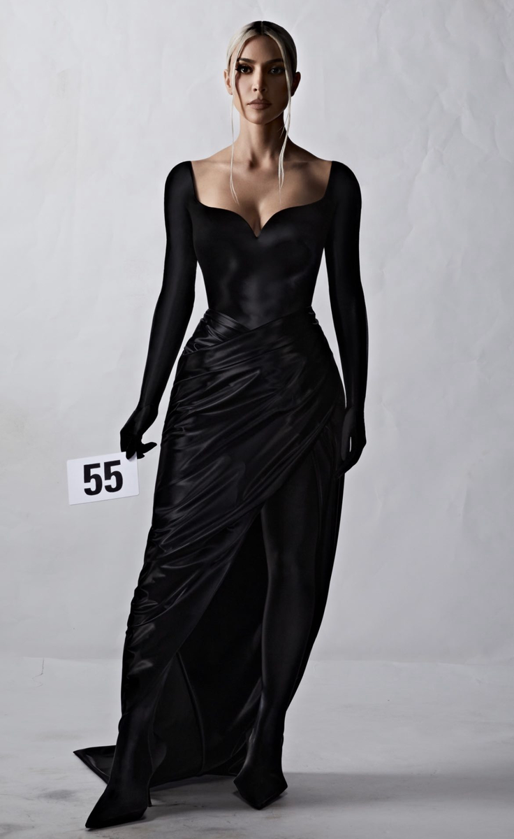     Ким Кардашьян в образе Balenciaga Couture осень-зима 2022/23