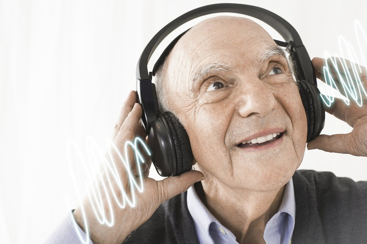 Пожилой мужчина, прослушивающий музыку /© vk.com