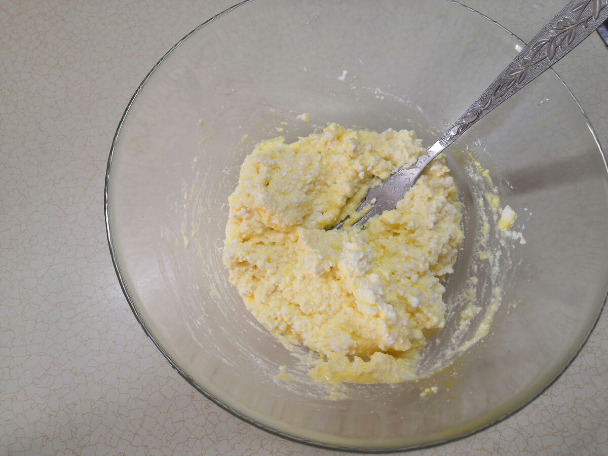 ревень с творогом. творог с яйцом и сахаром. можно ли смешать творог с. творог и желток. творог со сливочным маслом и сахаром.