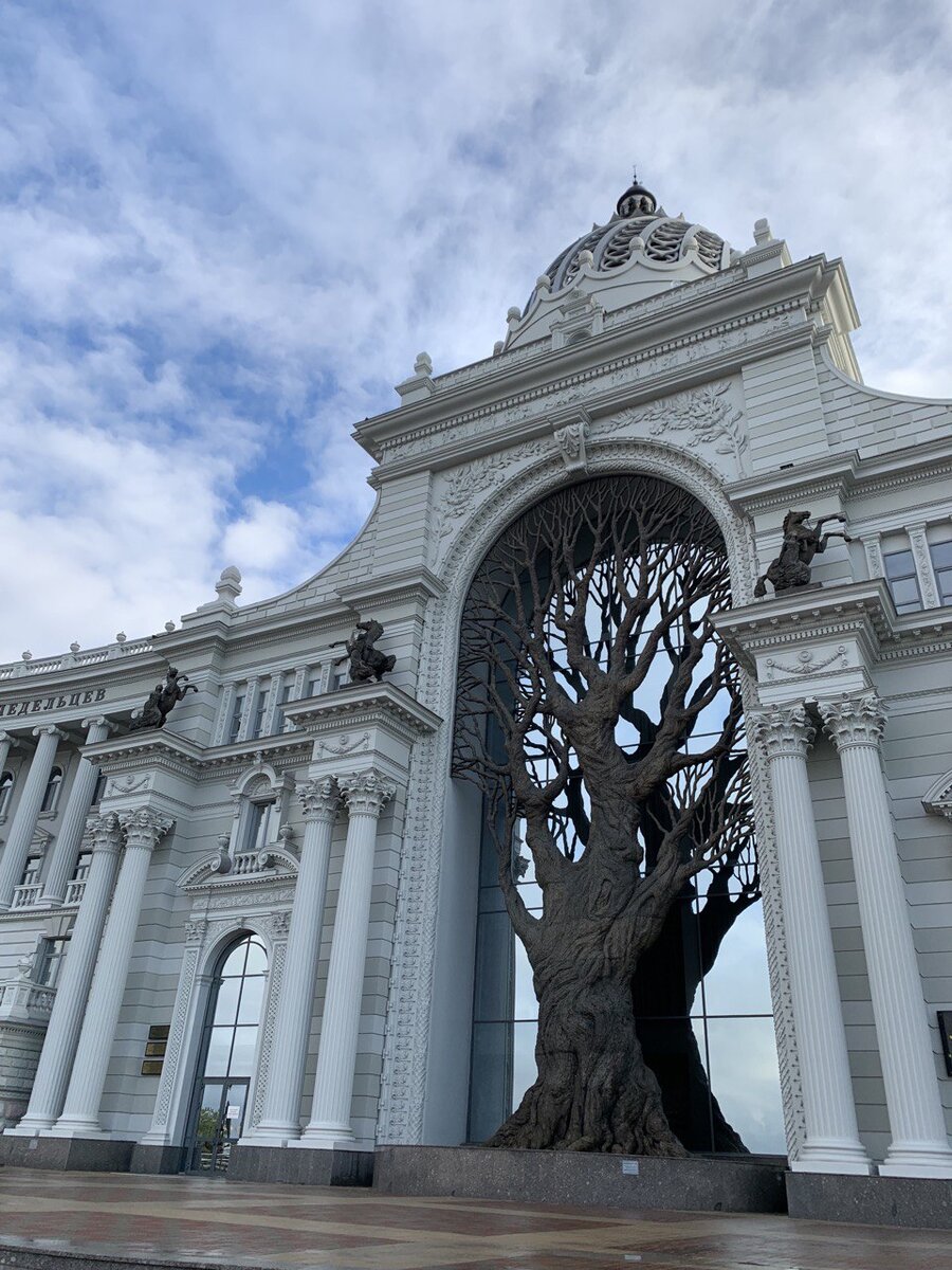 Невероятное по масштабу и красоте здание, как символ жизни
