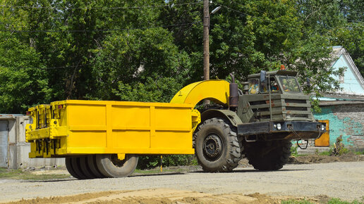 Одноосный тягач МоАЗ-546П с прицепным катком ДУ-16Г/Soviet single-axle tractor MoAZ-546P with trailer roller DU-16G.
