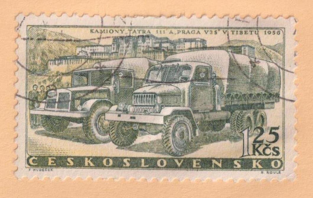 Почтовая марка «KAMIONY TATRA 111 A PRAGA V3S V TIBETU 1956» («Грузовые автомобили TATRA 111 и PRAGA V3S в Тибете 1956») из моей коллекции. 1958 г.