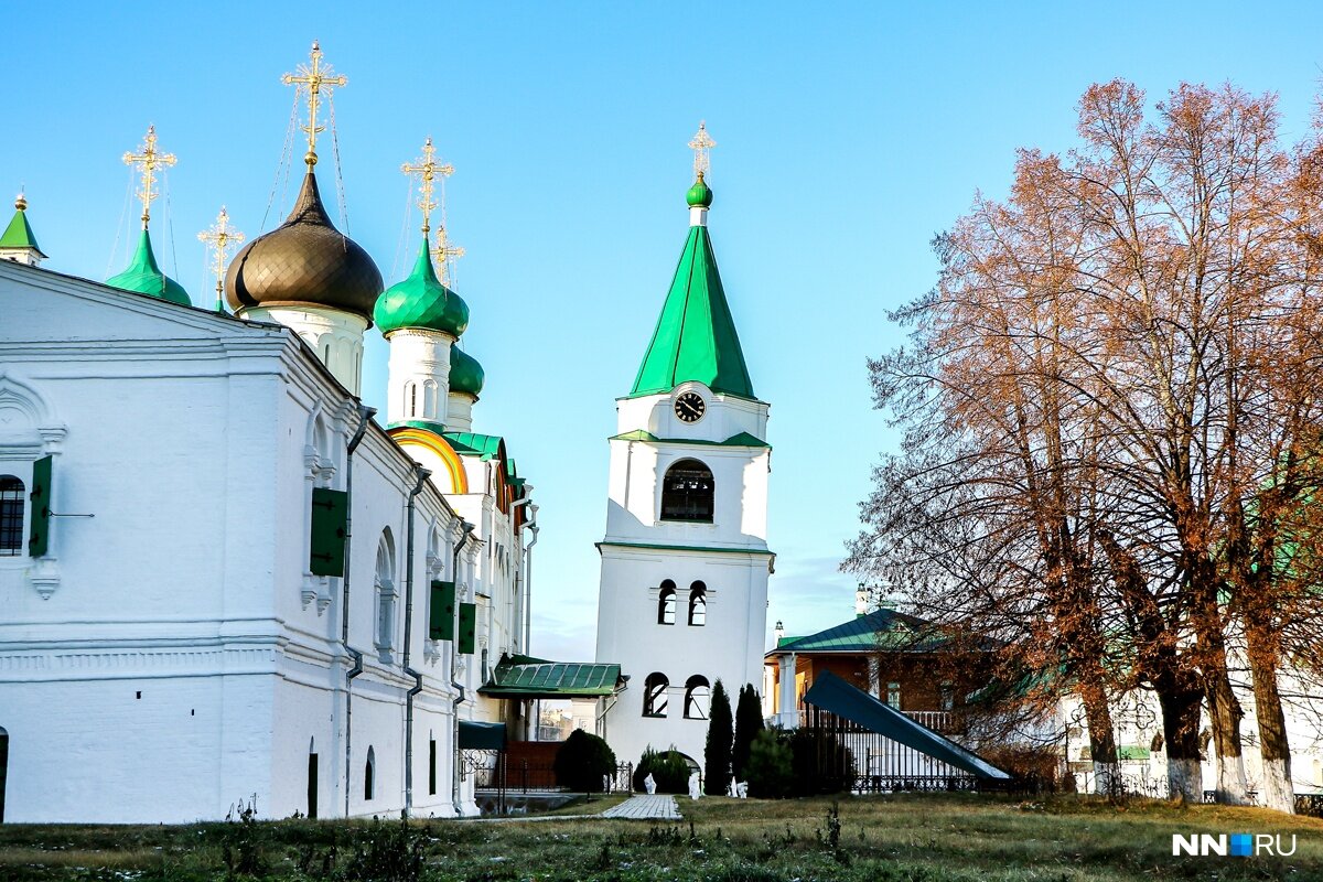 Культура монастырей. Печерский Вознесенский монастырь стена. Колокольня Печерского монастыря в Нижнем Новгороде. Печерский Вознесенский монастырь колокол. Печерский Вознесенский монастырь Падающая башня.