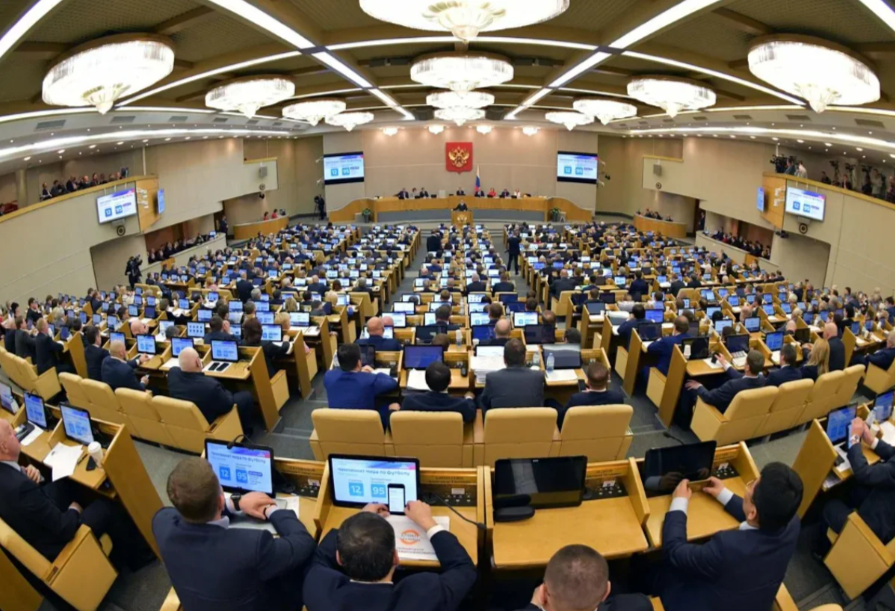 Редко у нас в законотворческих органах говорят правильные мысли. Чаще всего, там выступаю «за» античеловеческие и нелогичные проекты законов, но в этот раз Государственная Дума по-настоящему отличилась. Она отметила, что новые изменения в ПДД, которые внесла ГИБДД уж больно странные. 
Когда до такого умозаключения доходит сама Госдума, то тут уже споров быть не должно – законопроект очень и очень непонятный. Что же было в этом новом своде, который собирались вносить? А там все черным по белому, буквально говорят о том, чтобы наделить инспекторов еще большими возможностями для выписывания штрафов за несоответствие технического средства нужным стандартом.

Для того, чтобы понимать, почему законопроект такой странный, нужно отметить те факты, за которые собирались выписать штрафы. Например, по новым ПДД, вам могли выписать штраф за то, что у вас неисправен гидроусилитель. Даже в самой Думе РФ начали задумываться: а как инспектор будет выявлять нарушения, если он не может на месте установить подобный факт.

Если он будет лишь своим взглядом оценивать ситуацию, то начнется настоящая правовая анархия, которая приведет к увеличению коррупции. А это крайне негативный выхлоп со всех изменений. Если, например, инспектор может понять, есть ли солнцезащитный козырек, то вот с технической неисправностью все намного сложнее.

Технической стороной вопроса заниматься должны не сотрудники ГИБДД, а специалисты в СТО, где и проходит всякое техническое обслуживание транспорта. Понятно, конечно же, для чего хотели ввести подобное, но зачем же перекладывать работу одних людей на других.

Такое же мнение высказали и депутаты, которые начали говорить о том, что подобные поправки просто бессмысленны и не стоит отнимать хлеб у специалистов в техническом обслуживании.