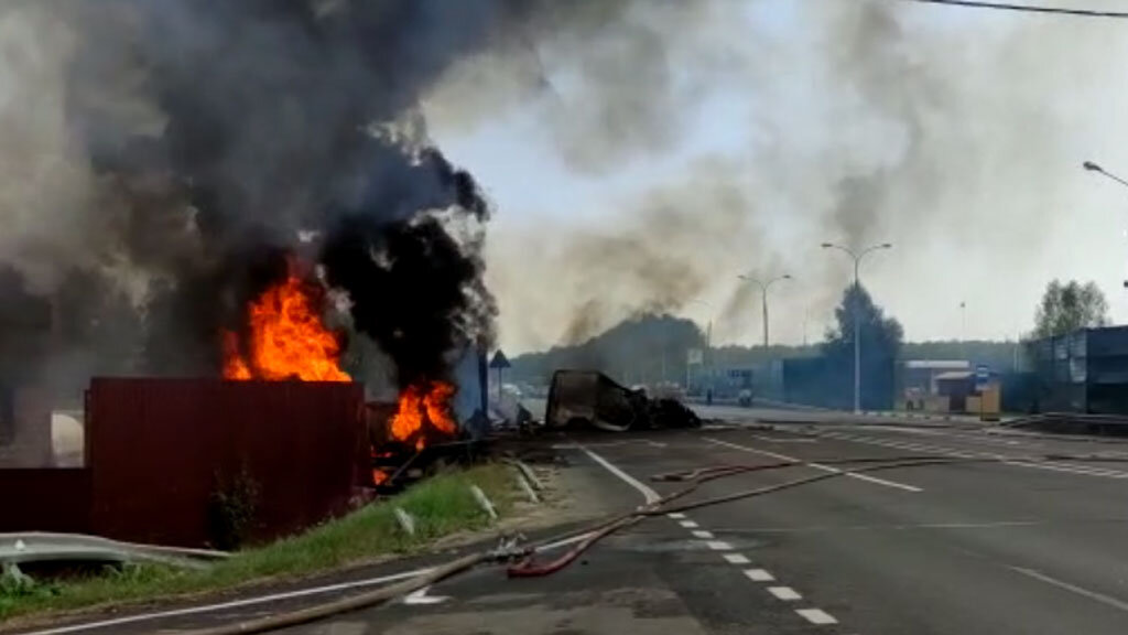   Скриншот видео с места ДТП под Ярославлем, t.me/evraevmikhail