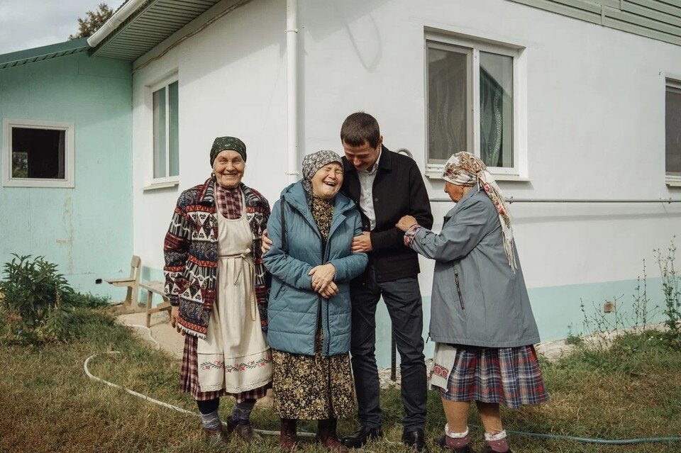     Бабушки давно знакомы с подрядчиком, который строит приют. Он же занимался храмом Мария Бакланова