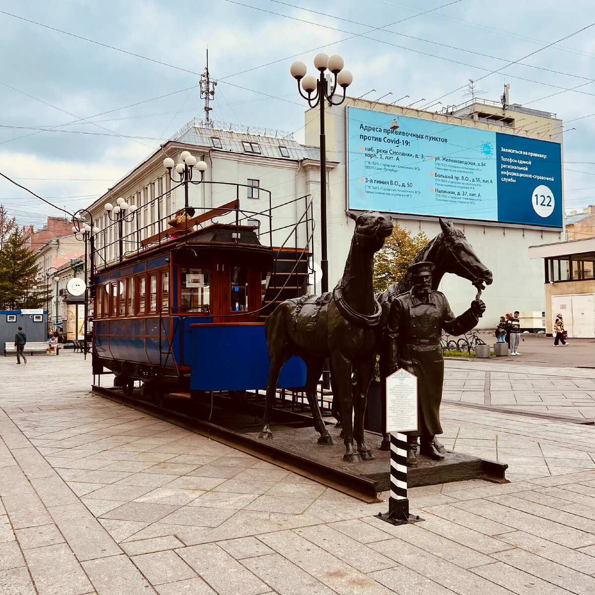 Внутри и наверху вагона можно расположиться со стаканчиком кофе