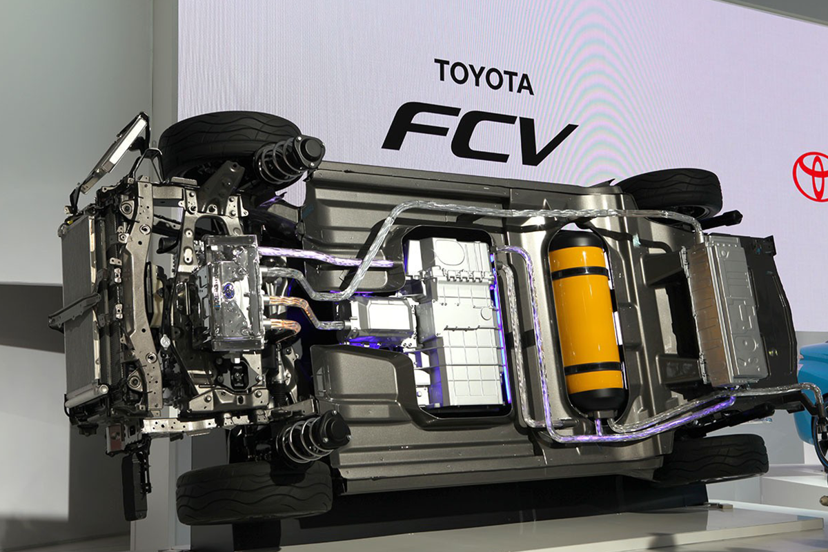 Двигатель и топливная ячейка Toyota Mirai