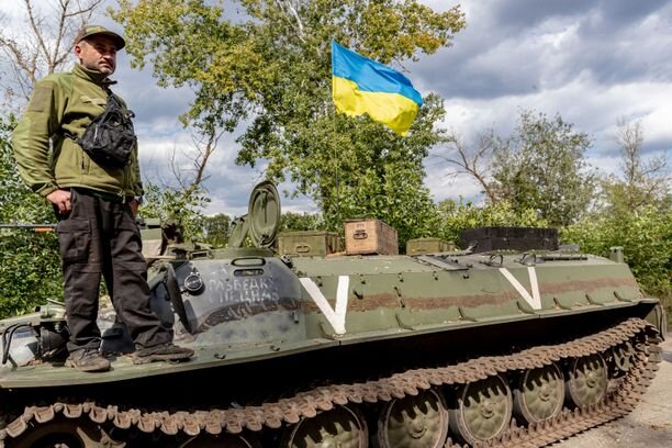 Украинский солдат на брошенном российском танке. Фото: Vudi Xhymshiti