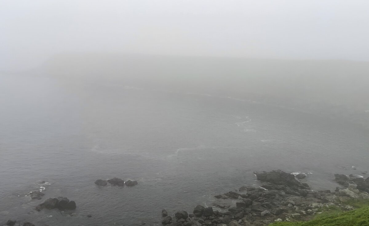 Южно-Курильский мыс в утреннем тумане