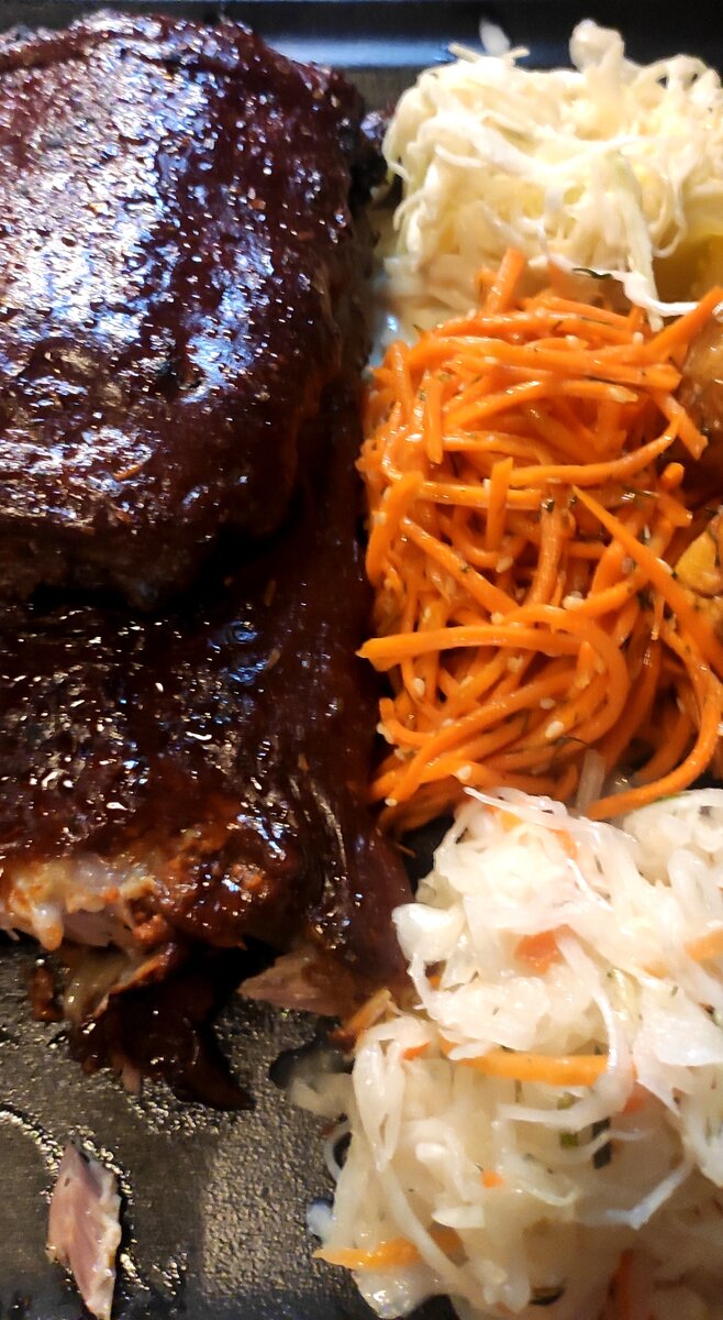 Ребрышки на двоих с соленьями