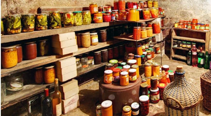 Хранение домашних заготовок в подвале