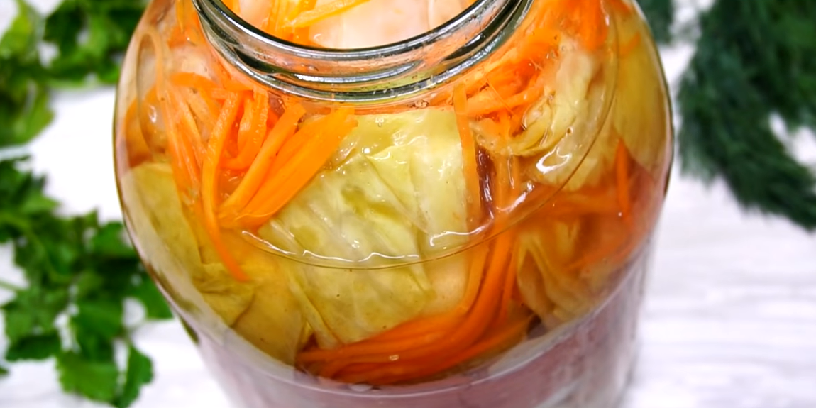 Капусту залить горячим. Капуста квашеная с яблоками. Капусту залить горячим. Капусту залить горячим. Солёная капуста быстрого приготовления.