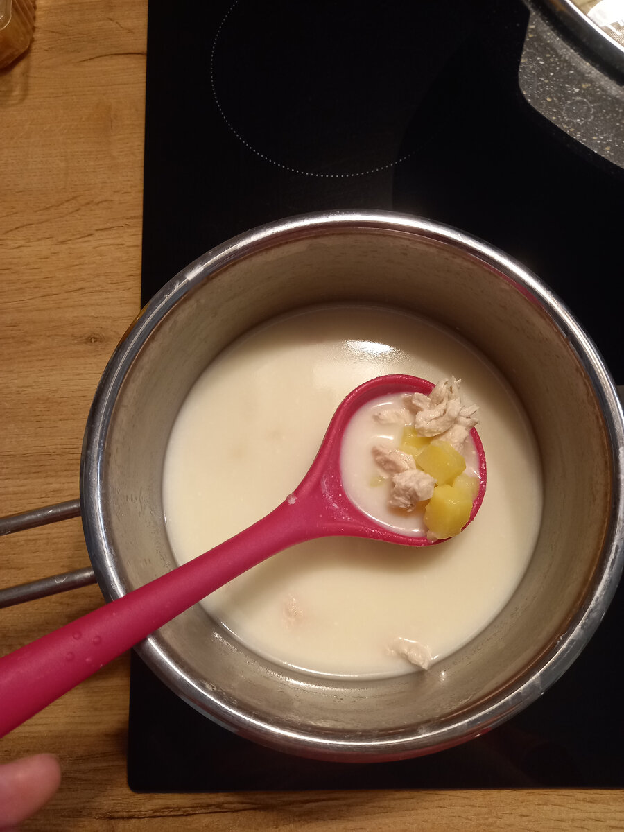 Сырный супчик- ингредиенты картофель,филе курицы и плавленый сыр